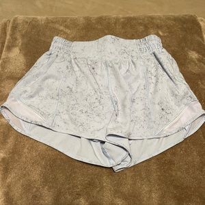 Lululemon high rise 2.5” hotty hot shorts